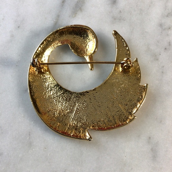 Vintage Black Marbleized Enamel Gold Tone Swan Bird Metal Brooch - Picture 2 of 3